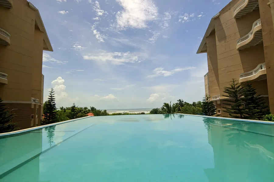A piscina no terraço, com o vale por trás.