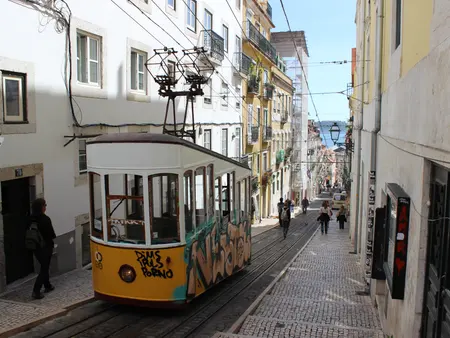 A rua a subir para a Bica, com o ascensor ao fundo.